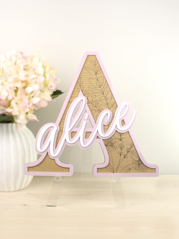 Lettrine décorative en bois et acrylique avec prénom personnalisé et calligraphié à la main - Motif floral